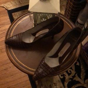 Size 37 alligator vintage kitten heels
